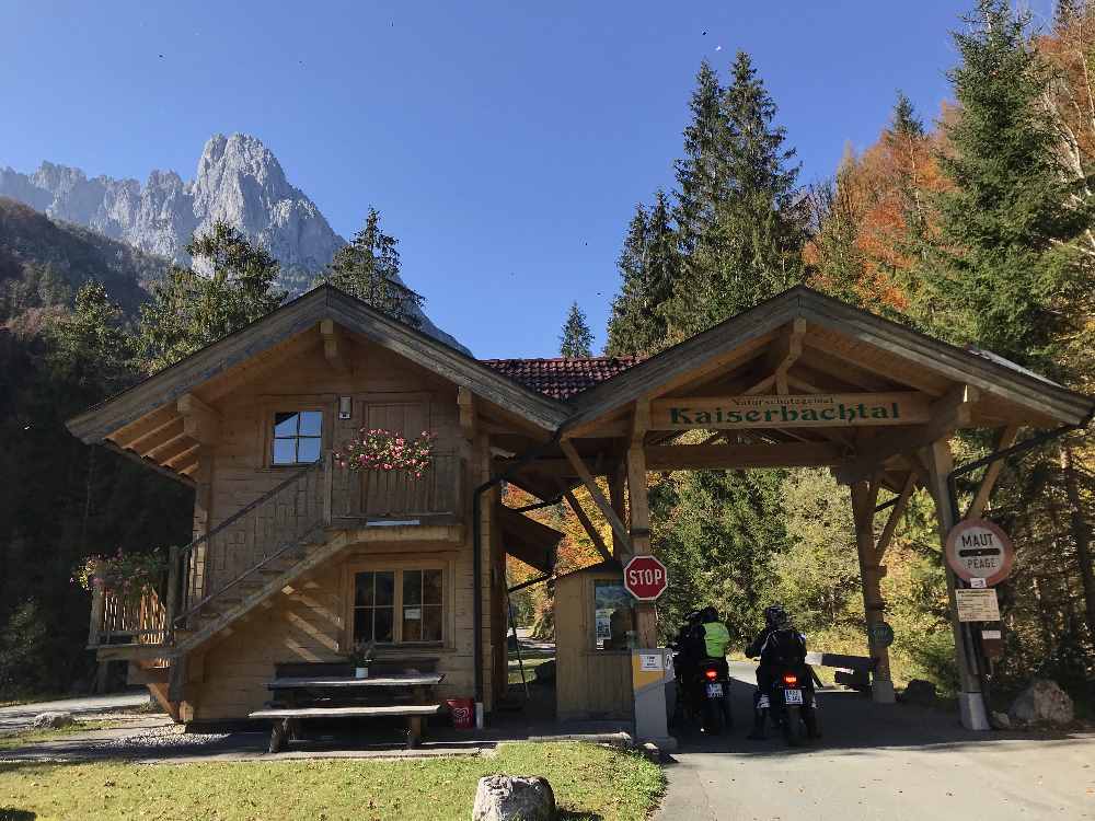 Über die Mautstraße geht es hinein ins Kaiserbachtal in Tirol 