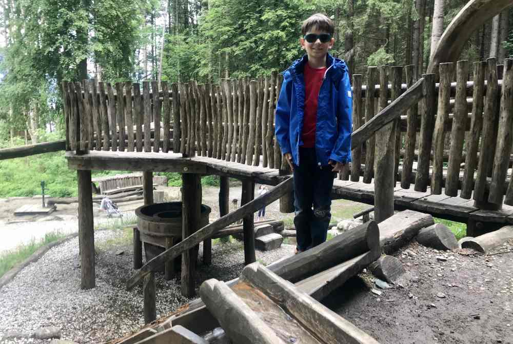 Spielplatz Mayrhofen:  Wunderbar sind die vielen Holzleitungen auf diesem Spielplatz im Zillertal 