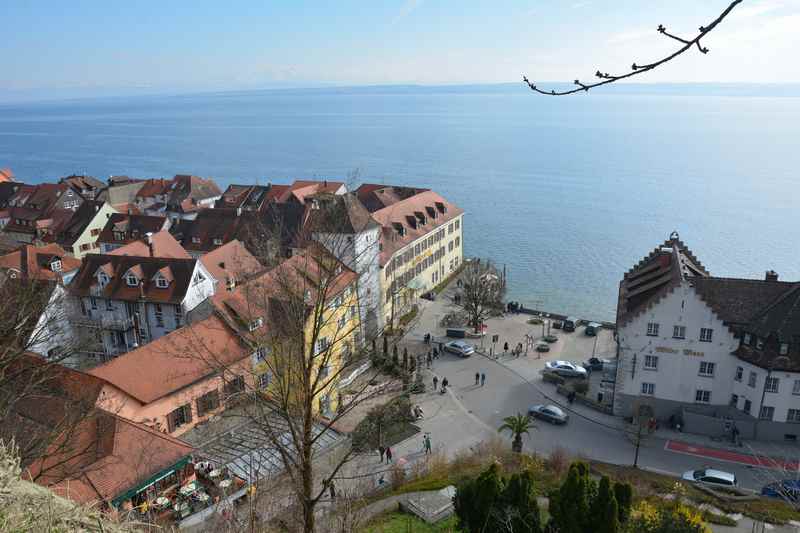 Burg Meersburg mit Kindern: Ausblick vom Turm der Burg auf den Ort Meersburg und den Bodensee 