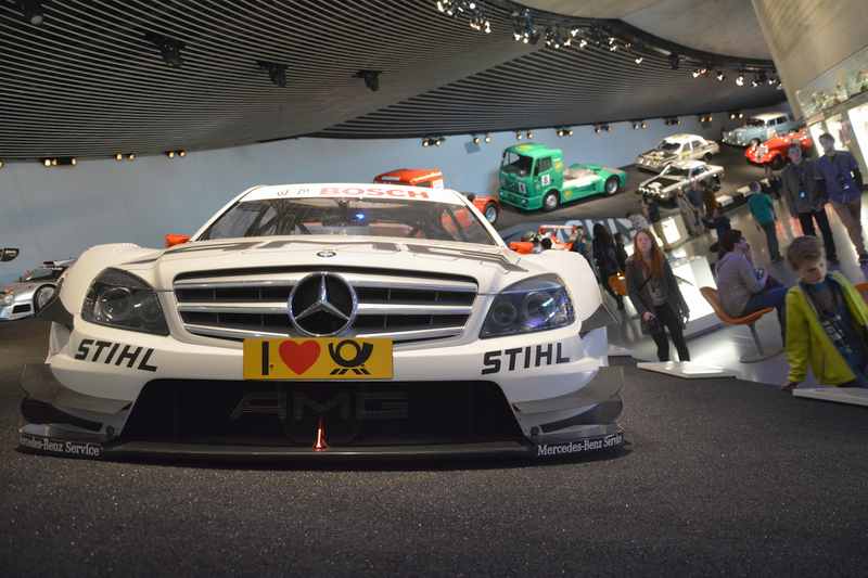 Mercedes Museum Stuttgart mit Kindern - hautnah an den Autos