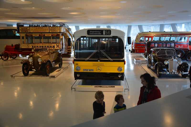  Mercedes Museum Stuttgart - die Ausstellung der Nutzfahrtzeuge ist für Kinder cool