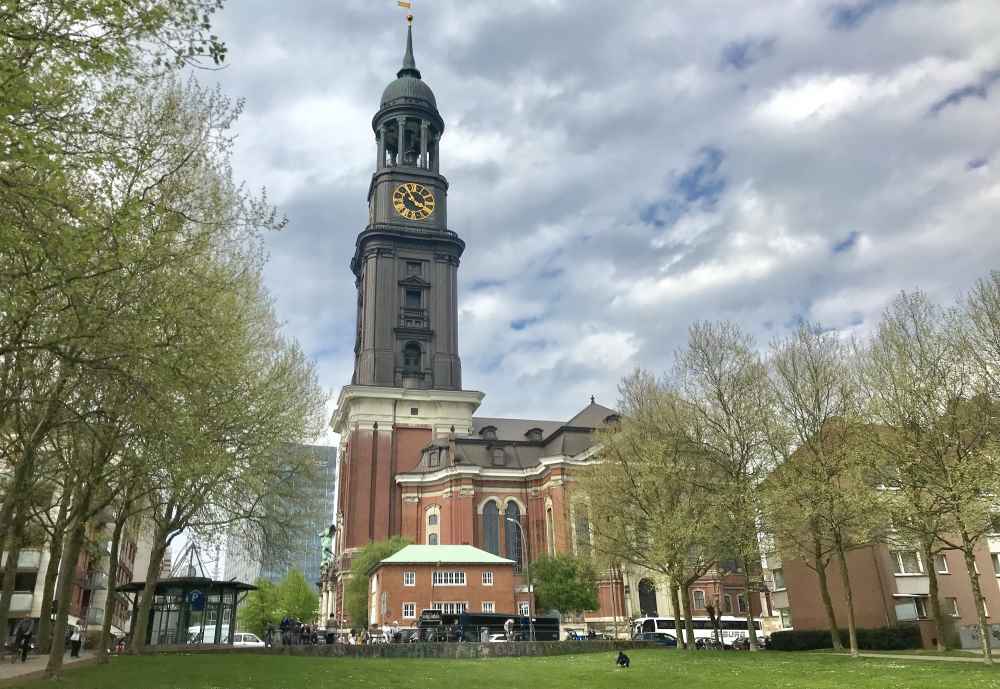 Auch eines der Hamburger Wahrzeichen: Der Michel. Lohnt für einen Ausflug in Hamburg mit Kindern