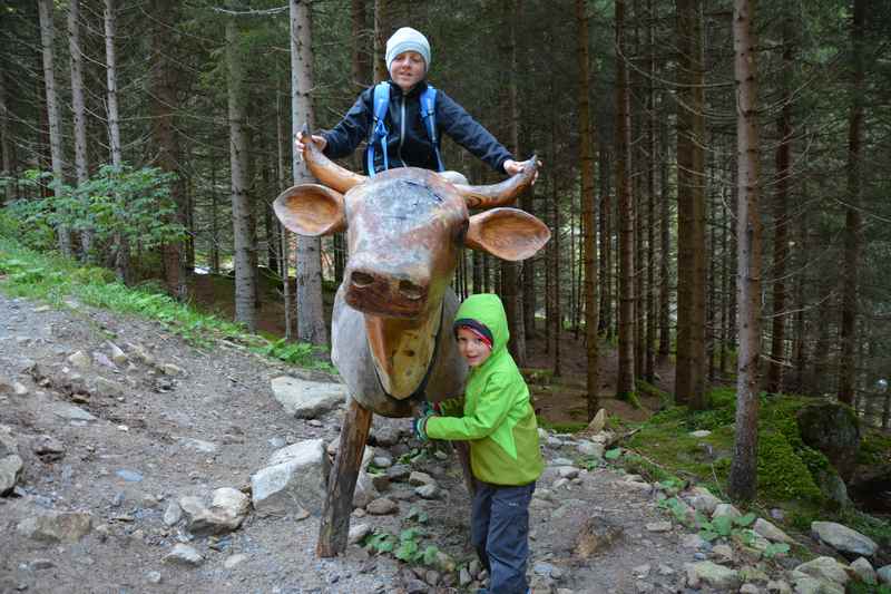 Wandern mit Kindern auf dem Milchweg bei der hölzernen Kuh