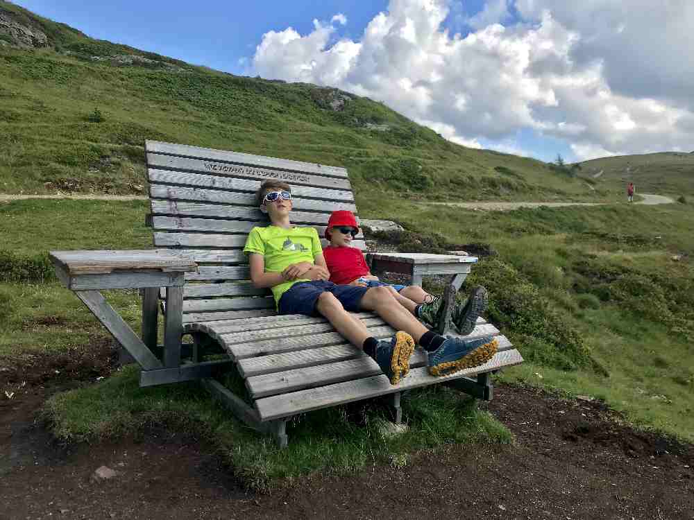 Oberhalb der Hütte pausieren wir kurz auf der Millstätter Alpe 