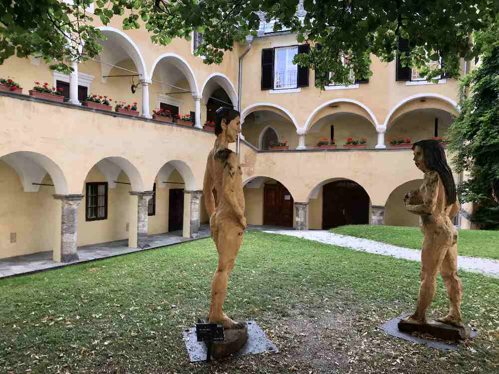 Viele Torbögen zieren die große Klosteranlage am Millstätter See - ein öffentlicher Durchgang verbindet See und Ort