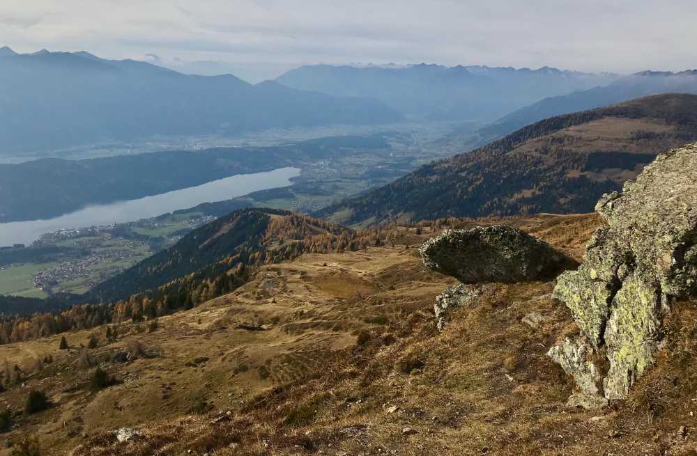 Der Blick vom Granator auf den Millstätter See und die Berge der Region