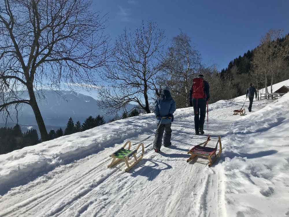 Schwaigerhütte Millstatt - Am Millstätter See rodeln mit Kindern - hinauf geht es in der Sonne auf der Rodelbahn