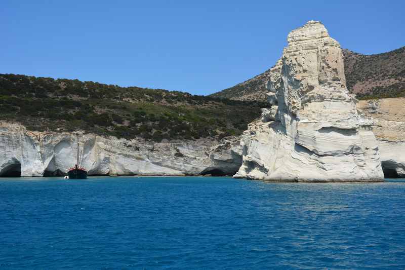 Nur mit dem Schiff zu erreichen: Piratenwinkel Kleftiko mit azurblauen Wasser