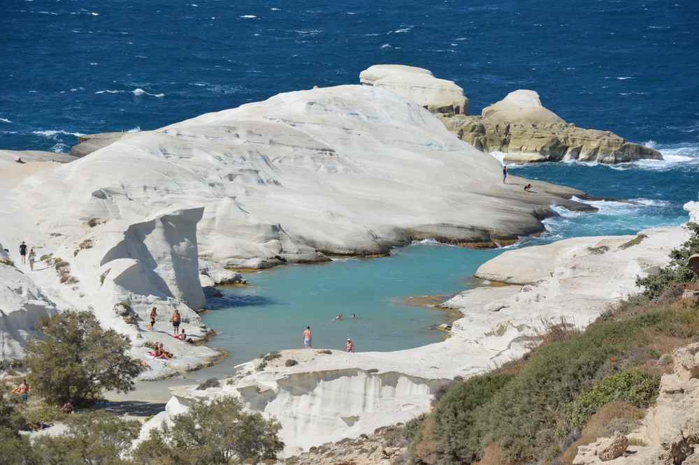 Der Sarakiniko Strand ist ein Ausflugsziel für sich - Kreidefelsen, Sand und türkisblaues Wasser im Familienurlaub Griechenland