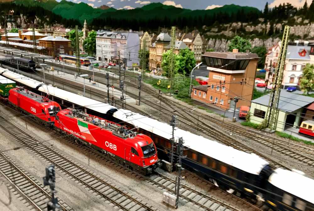 Im Bahnhof fahren die Züge aus und ein - alleine hier stehen rund 700 Personen in Miniatur am Gleis!