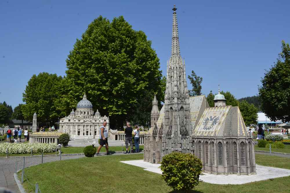 Der Wiener Stephansdom neben dem Vatikan? Das gibt es nur im Minimundus in Klagenfurt