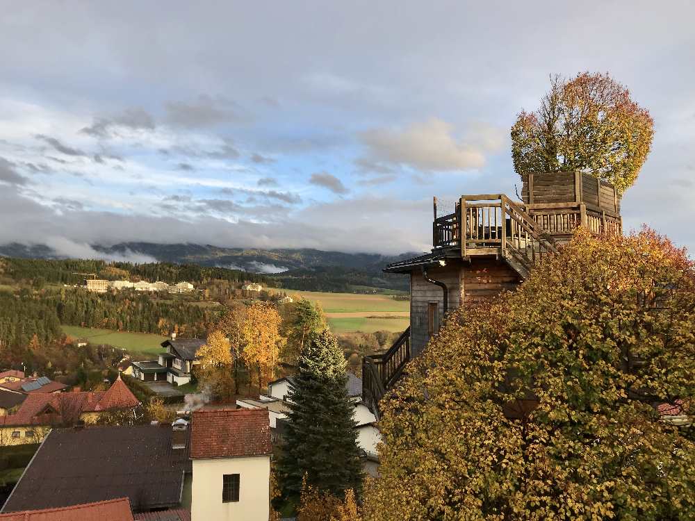 Beim Prechtlhof angekommen zieht der Himmel auf und wir können diesen Sonnenuntergang von unserem Zimmerfenster beobachten - vor uns im Bild das hoteleigene Baumhaus!