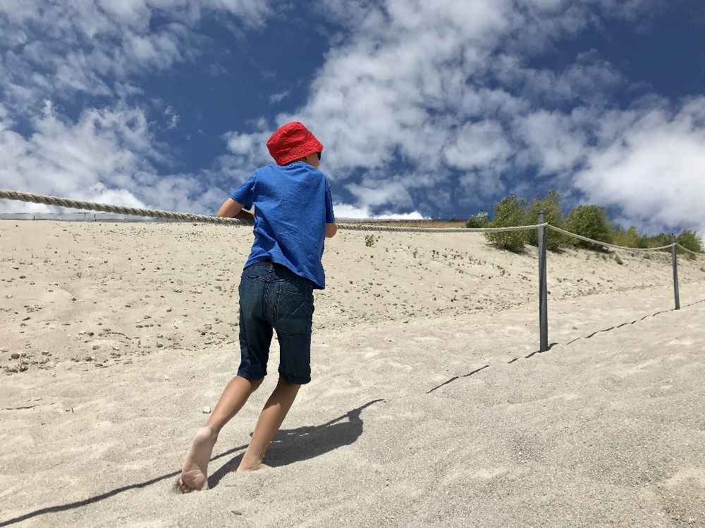 Ein Erlebnis: Durch den feinen Sand auf den Monte Kaolino wandern  