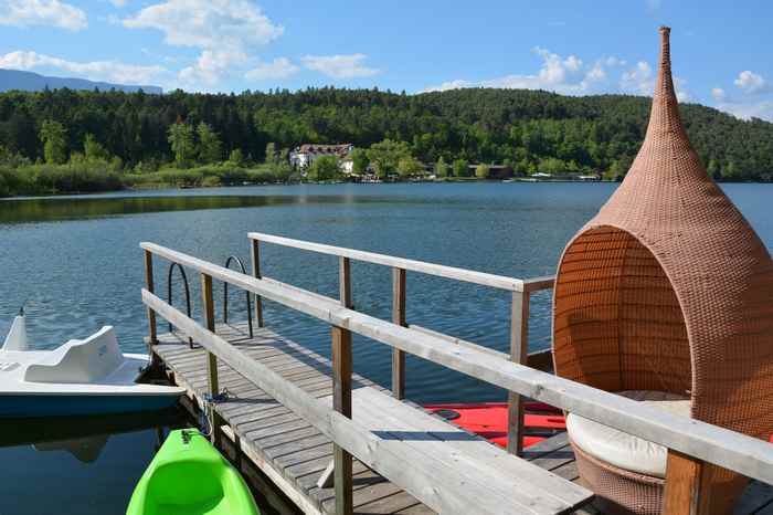 Das ist der hoteleigene Badestrand am Montiggler See