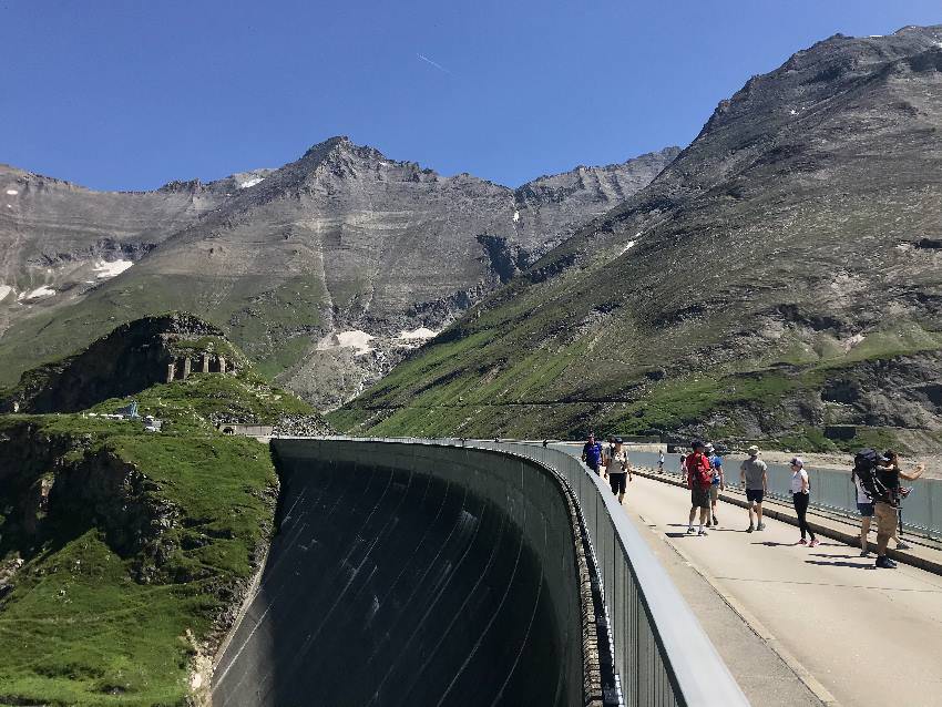 Über die Mooserboden Staumauer gehen wir zum Erlebniszentrum Strom