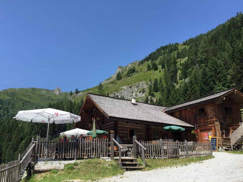 Die Mooslehnalm auf dem Wanderweg zum Wetterkreuzsattel im Großarltal