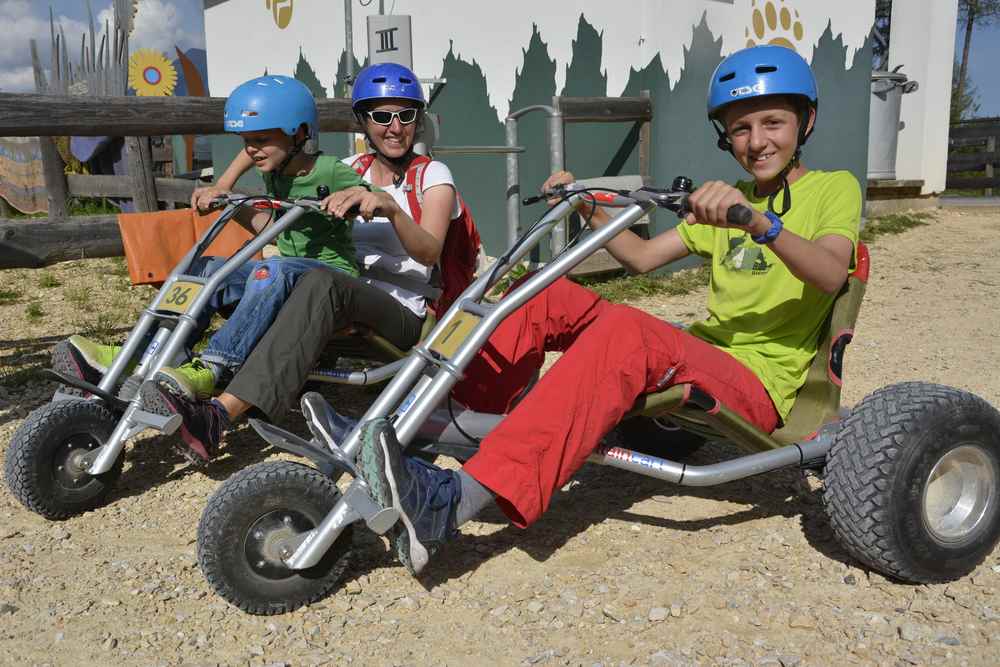 Der größte Spaß für Teenager im Familienurlaub Steiermark: Mit dem Mountain Cart fahren