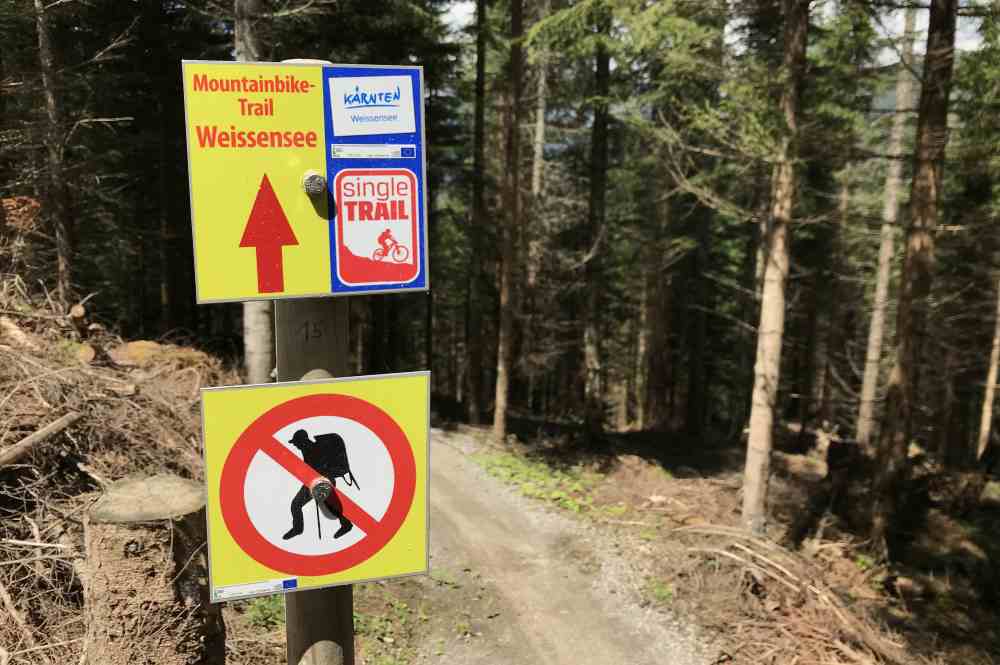 Das ist die Beschilderung des Mountainbike-Trail - nicht zu Fuß hier wandern!