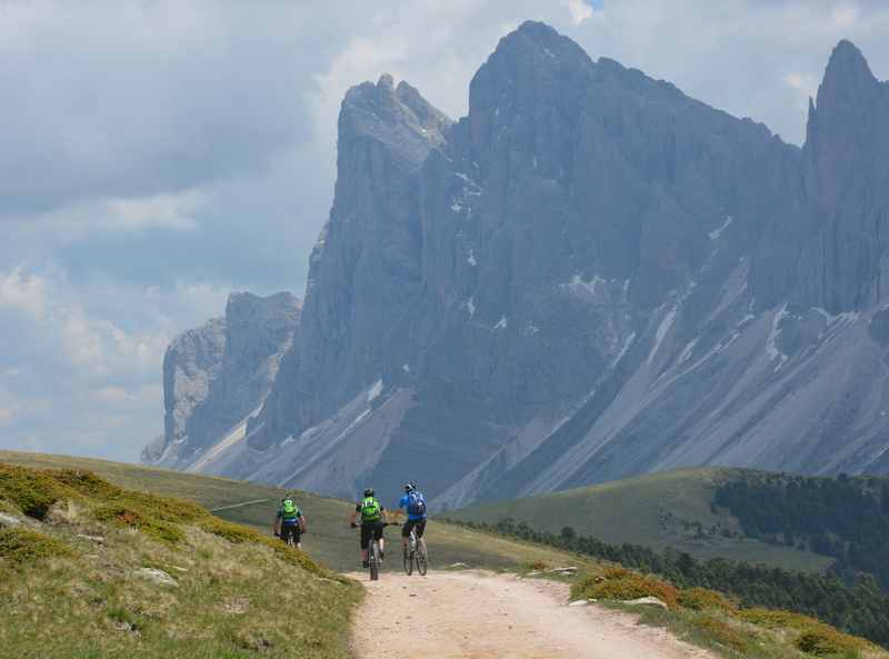 Vom Raschötz auf dem Höhenweg mountainbiken mit Kindern in den Dolomiten zur Broglesalm
