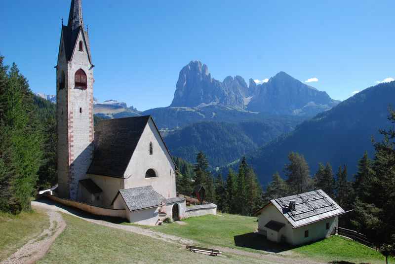 Mountainbiken mit Kindern zum Postkartenmotiv in Gröden: Die Kirche St. Jakob bei St. Ulrich