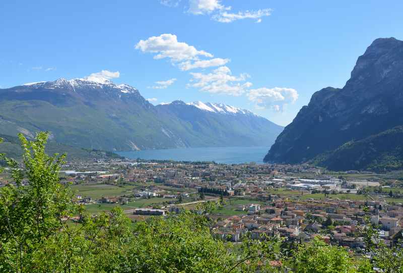 Wunderbare Aussicht über Riva und den Gardasee auf der MTB Tour mit Kindern