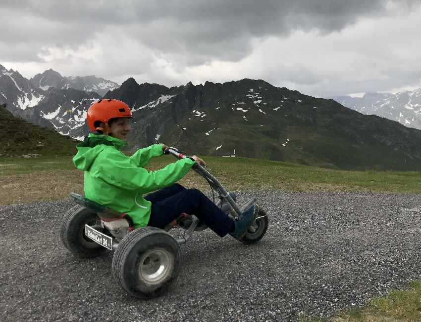 Mountaincart Tirol - vom Sechszeiger geht es kilometerlang hinunter im Zirbenpark Hochzeiger