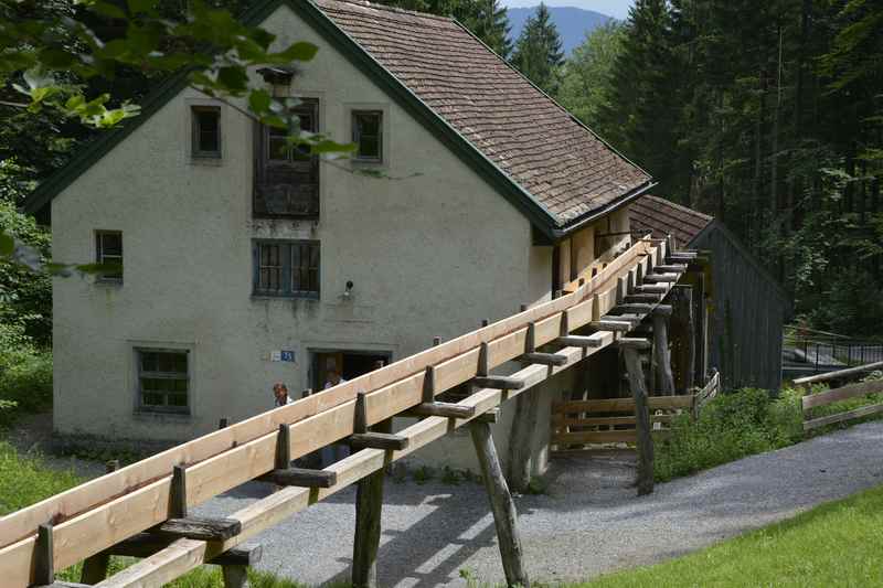 So wird das Wasser auf das große Mühlrad zur nächsten Mühle geleitet