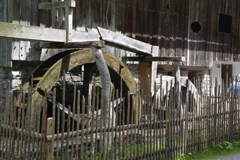 Die mannshohen Mühlräder im Freilichmuseum Glentleiten sind beeindruckend