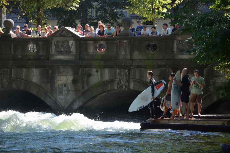 Die Eisbachwelle zum Surfen in München, kurzweilig mit Kindern anzuschauen