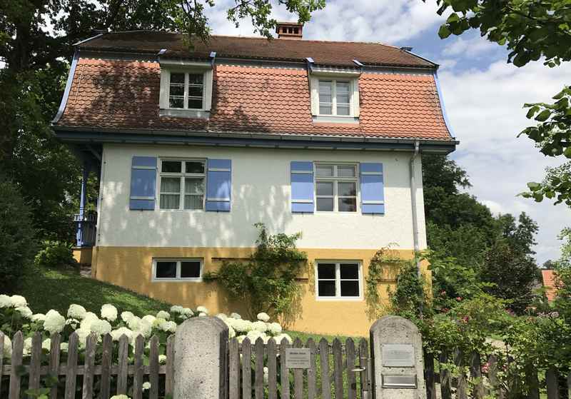 Die Rätselfragen führen uns auch zum Münter-Haus. Ohne Rally hätten wir die Kinder nicht hierher bekommen...