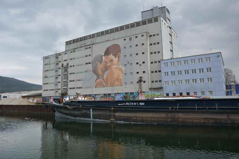 Riesige Graffiti auf der Mural Harbor Hafenrundfahrt in Linz