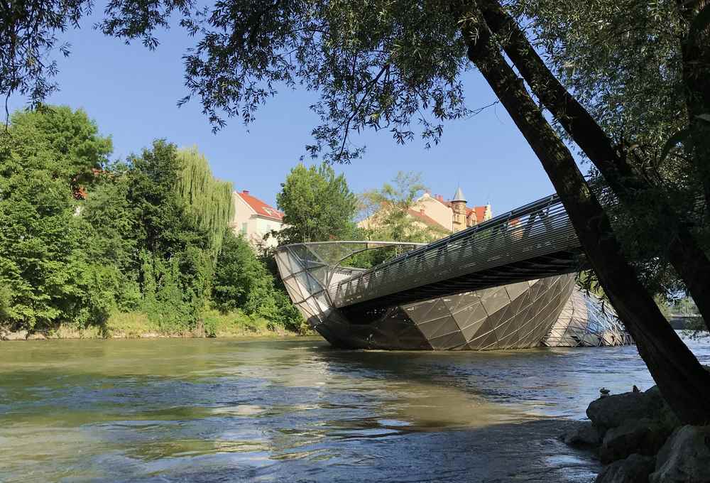 Graz mit Kindern: Über den Steg kommen wir auf die Murinsel 