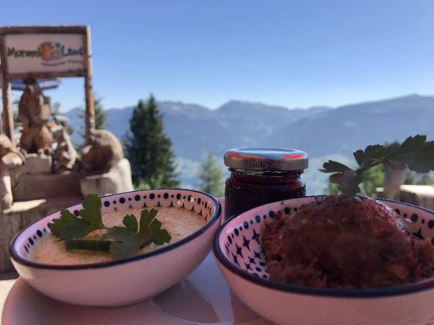 Murmelland Frühstück am Berg mit selbstgemachten Produkten