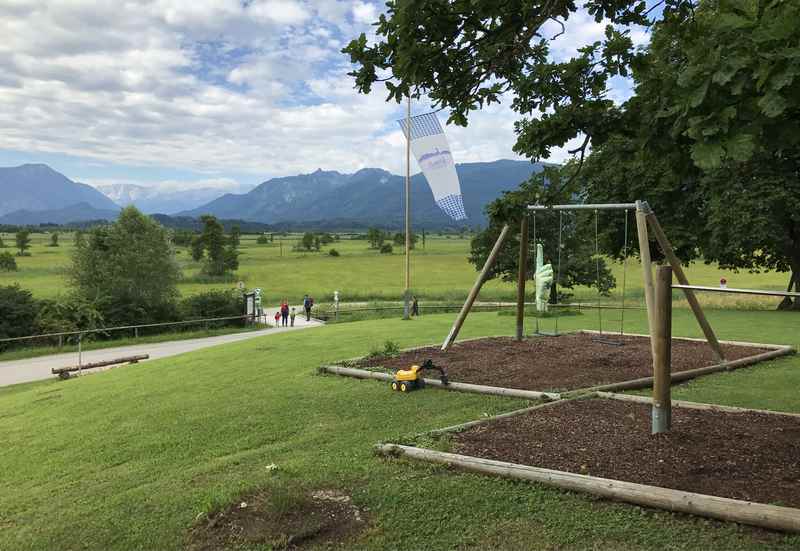 Murnau wandern mit Kindern: Der Kinderspielplatz beim Ähndl Kircherl in Ramsach am Murnacher Moos