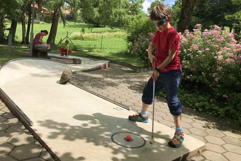 In Murnau am Staffelsee minigolfen mit Kindern - die perfekte Belohnung für die Kinder nach der Wanderung