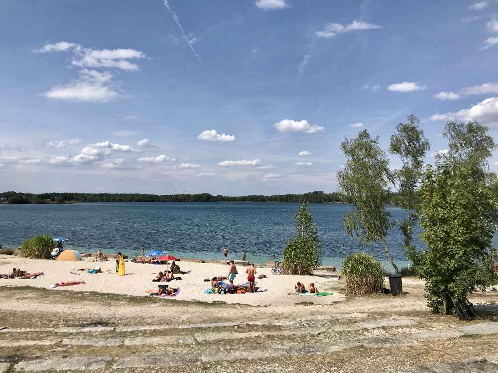 Der Badestrand nahe des Parkplatzes am Murner See