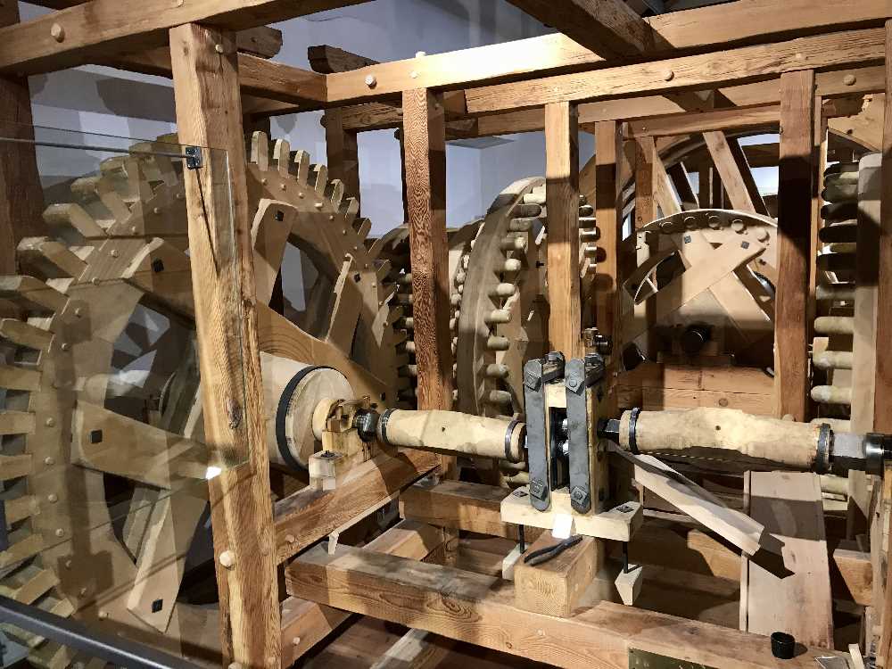 Die beeindruckende Münzprägemaschine in der Münze in Hall - die erste mit Wasserkraft betriebene Münzwerkstatt der Welt