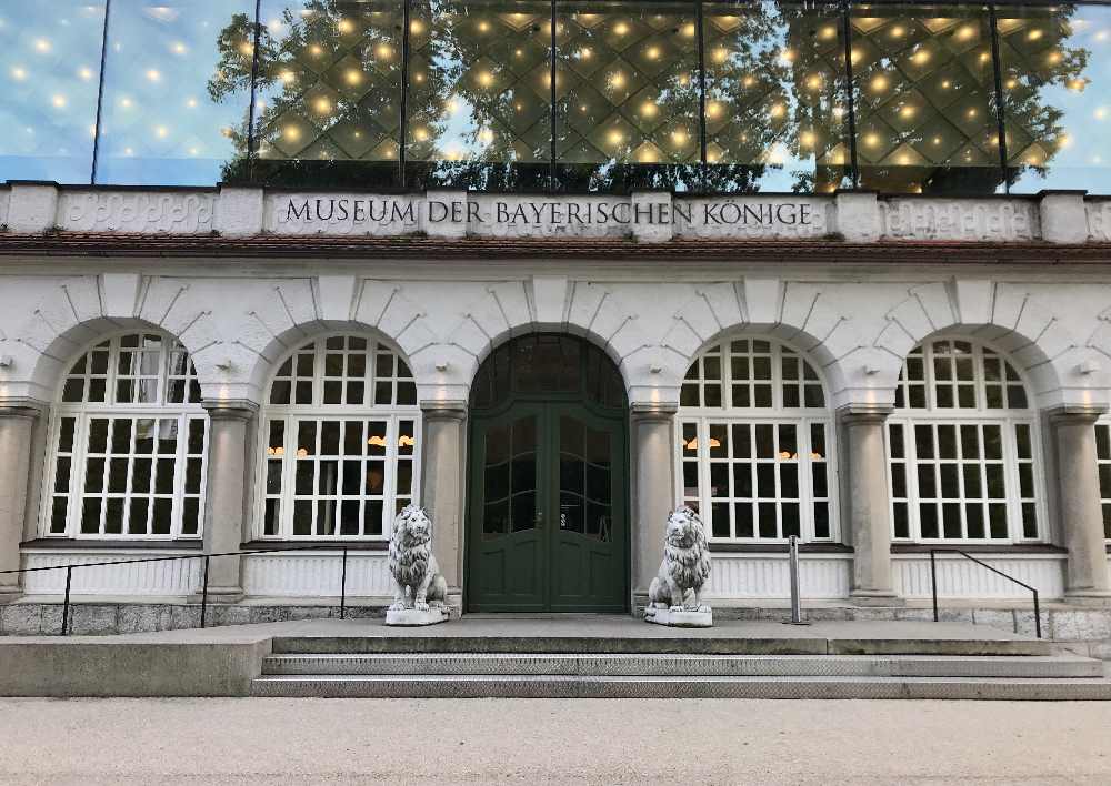 Auf dem Weg zum Alpsee kommen wir beim Musem der bayerischen Könige vorbei - ab 9 Uhr geöffnet.