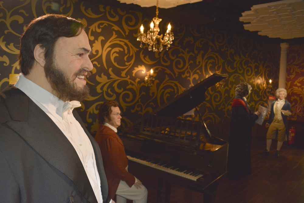  Im Madame Tussauds Wien sind die musikalischen Genies vereint: Schubert, Luciano Pavarotti, Ludwig  van Beethoven, Wolfgang Amadeus Mozart, Joseph Haydn und Johann Strauß  