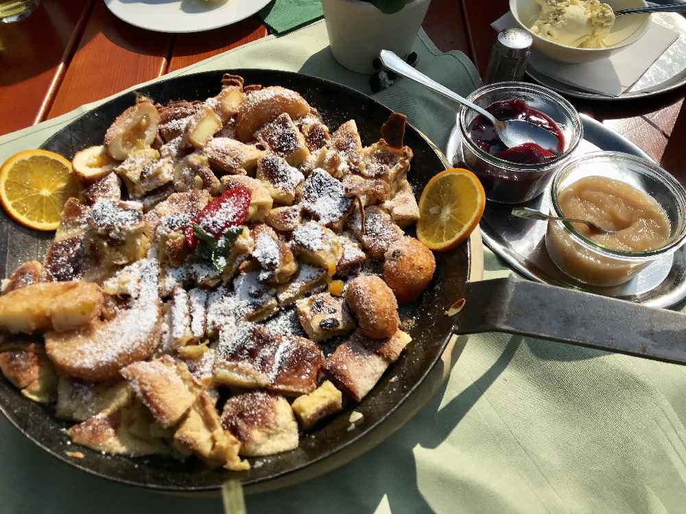 Und als Nachtisch bekommen wir diese riesige Pfanne mit Kaiserschmarrn, Apfelräder und Marillenknödel. Dazu Eis, Zwetschgenröster und Apfelmus. 