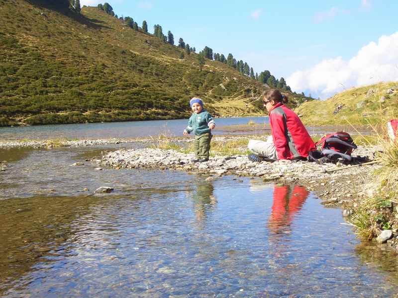 Zum Nafingsee wandern mit Kinderwagen in den Tuxer Alpen