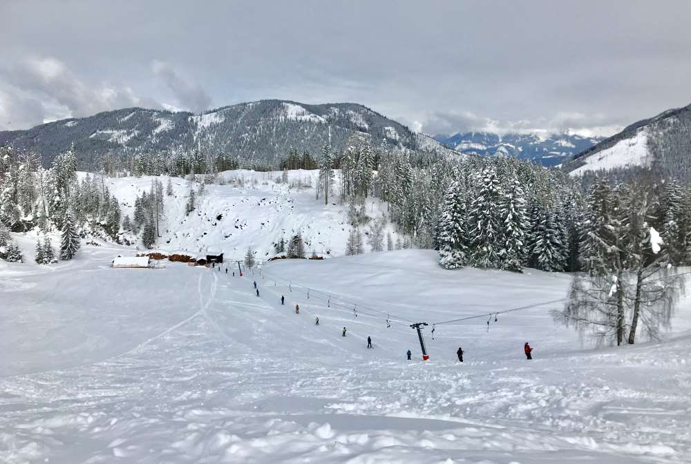 Dort ist der flache Hang mit dem Sonnenlift - ideal mit kleineren Kindern zum Üben - mit Panoramablick für Eltern im Skigebiet Weissensee! 