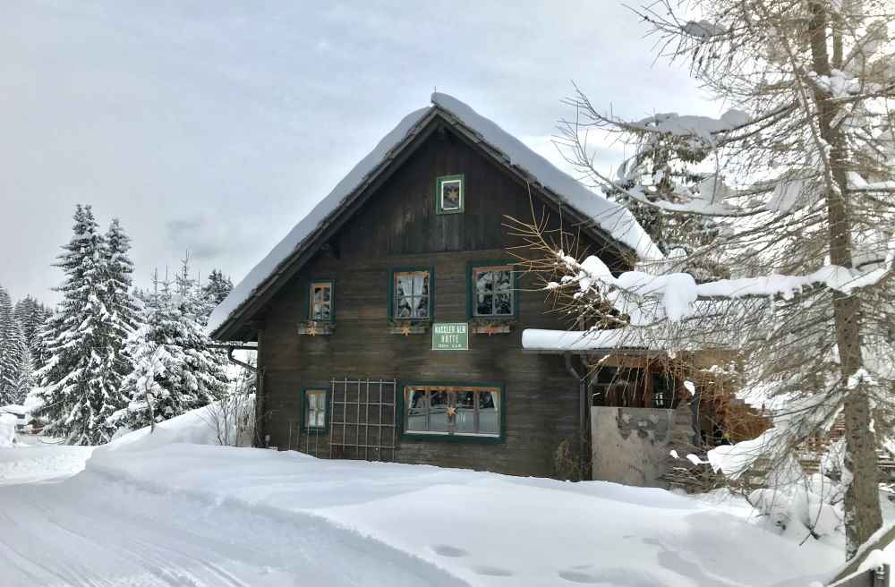 Das Ziel der Rodelbahn am Weissensee: Die Naggler Alm, auch im Winter geöffnet zum Einkehren 