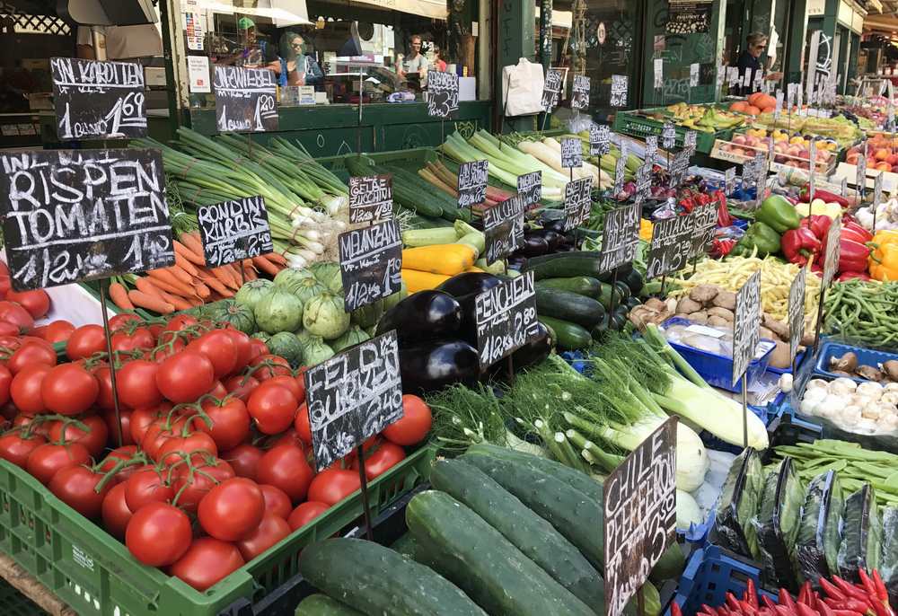 Ausflugsziele Wien mit Kindern:  Gut sortierte Stände auf dem Naschmarkt