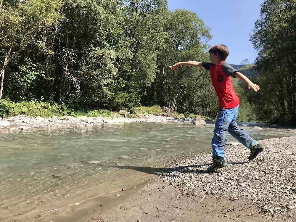 "Natur-Spielplatz" Gemsteltal: Steine ins Wasser werfen oder gar die Füße ins kalte Wasser strecken