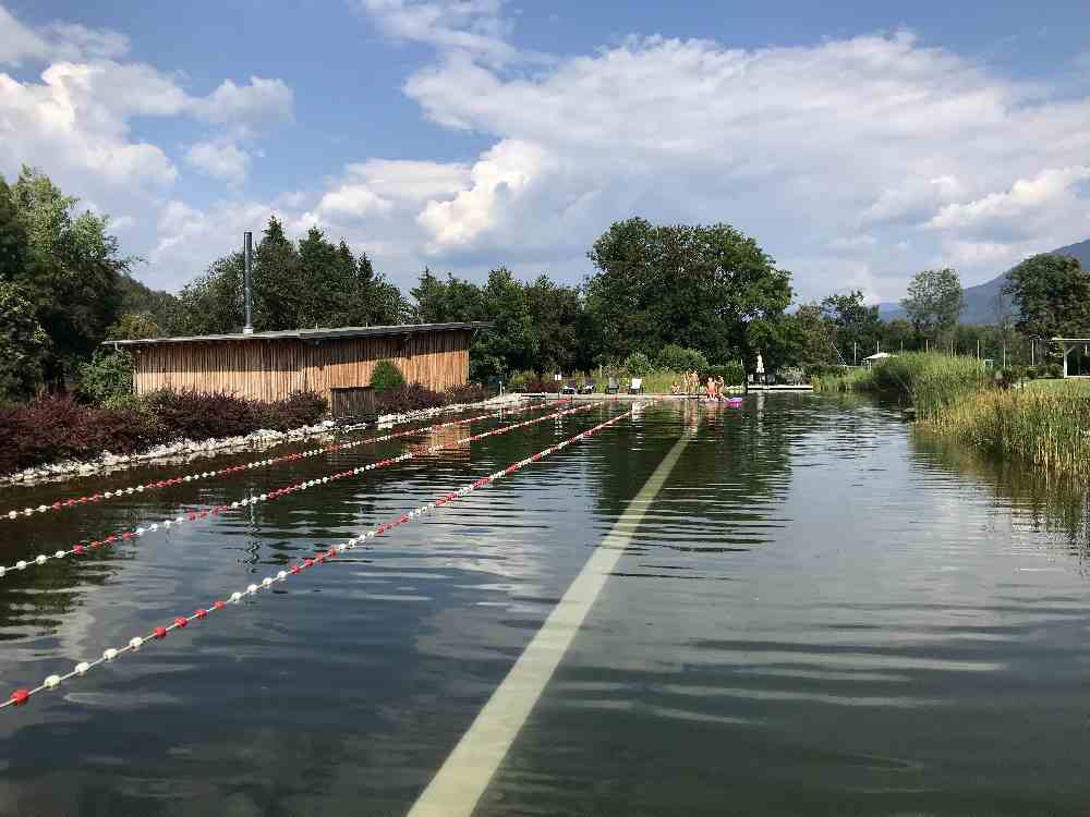 Im Naturbadesee kannst du auf der 50 Meter Bahn schwimmen