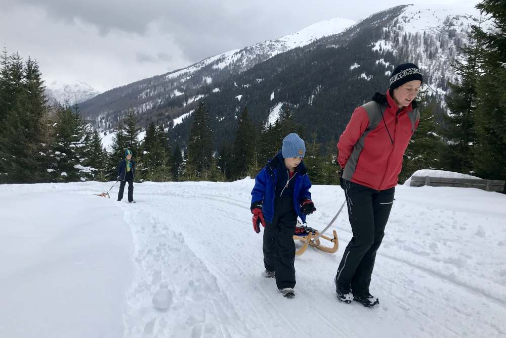 Rodeln Naviser Hütte - Im frischen Schnee geht die Winterwanderung aus dem Navistal zur Naviser Hütte 