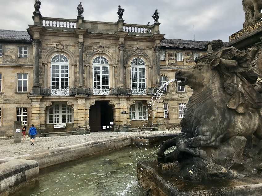 Neues Schloss Bayreuth - Wir gehen an unserem Stradtrundgang vorbei und bestaunen es von außen