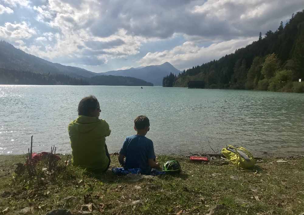 So sitzen wir auf der Wiese in Niedernach und schauen auf den Walchensee