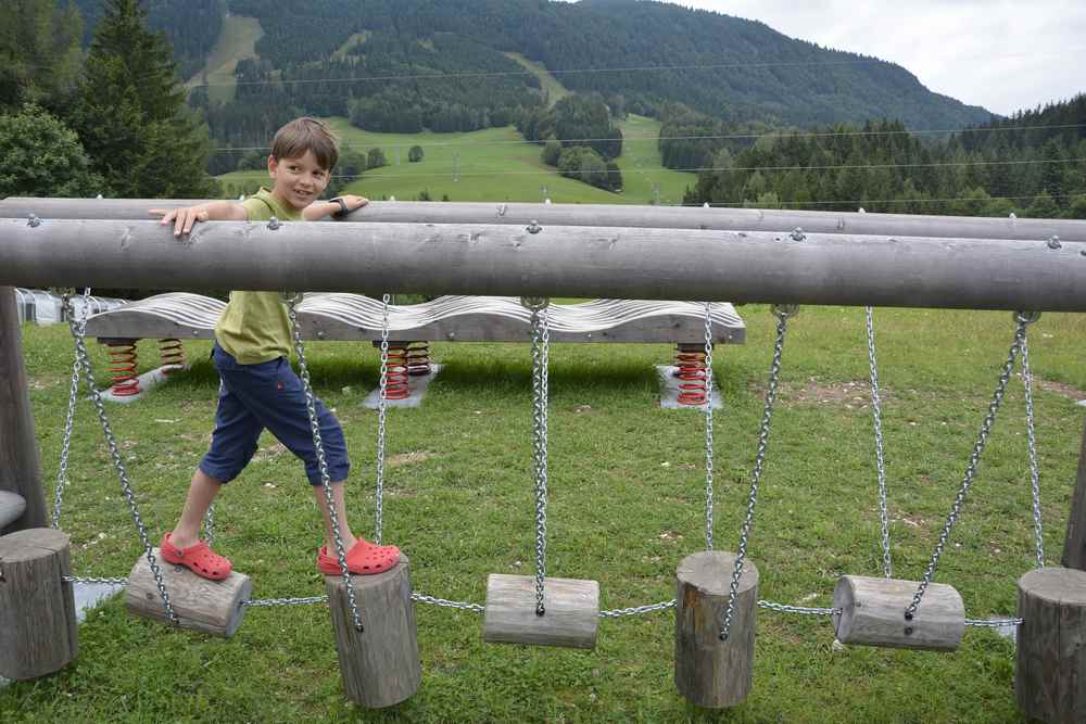 Bevor wir  ins JUFA Annaberg hineingehen, wird noch schnell der kleine Niederseilgarten ausprobiert 